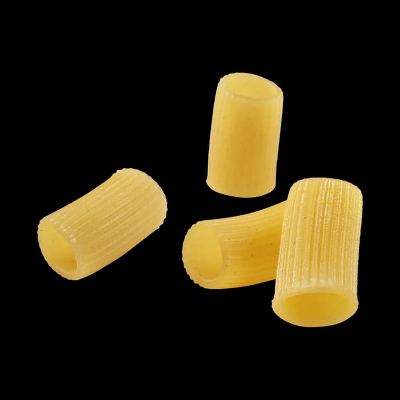Mezze maniche rigate di pasta fresca