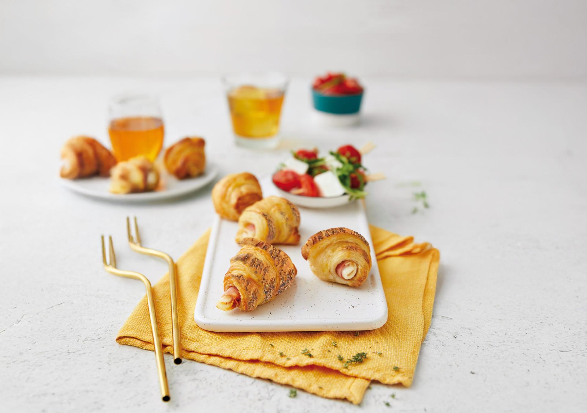 Mini croissant con prosciutto e formaggio
