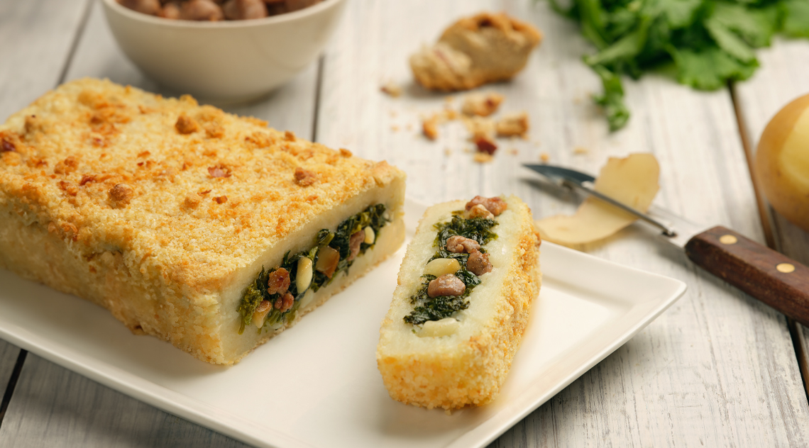 Gat&ograve; di patate con salsiccia friarielli e provola