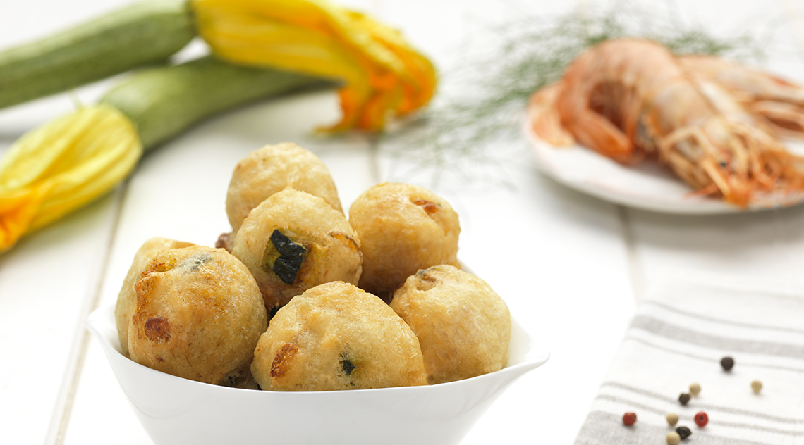 Frittelle con zucchine e gamberetti